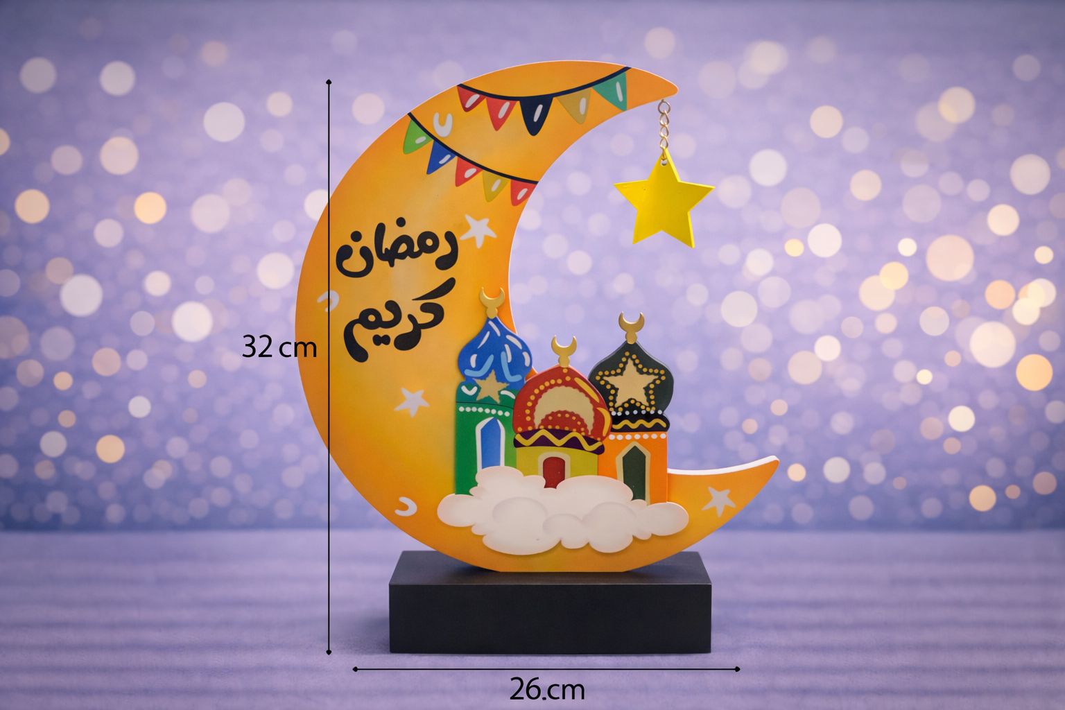 Træmåne på fod med skrift