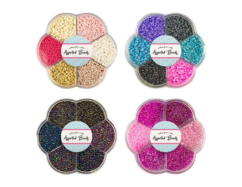 Sortiment af små perler i forskellige størrelser og farver. Disse perler, der typisk bruges til broderi, limning på overflader eller andre smarte udsmykninger, er en afgørende komponent til enhver håndværkers samling. Perlerne leveres i en gennemsigtig, b