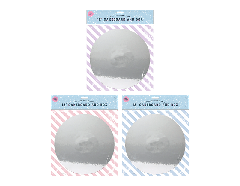 Pga lagerstyring sender vi en tilfældig farve. Perfekt til den ivrige hjemmebager, og sættet består af en 29cm Ø folieret kageplade konstrueret af stift karton sammen med en æske og låg, som er dekoreret med et stribet mønster. Leveres fladpakket, når den